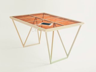 The table also uses the same solar cell technology. 