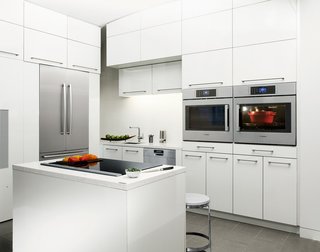 This rational European ethos motivates Bosch appliances' design down to the most minute details. For meals that require large and small pots, the FlexInduction feature on Bosch Benchmark induction cooktops combines two distinct cooking zones into one contiguous area, providing total fluidity of movement. 