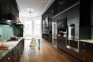 Engineered for versatility, Bosch appliances fit into the contemporary kitchen with ease. From wall ovens and warming drawers, to speed microwave and steam convection ovens, their streamlined designs create stunning visual alignment between cabinetry and appliance. 