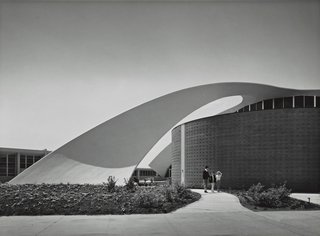 Photo by Julius Shulman ©J. Paul Getty Trust, Getty Research Institute, Los Angeles (2004.R.10) 