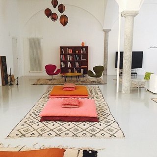 "Dream bohemian space, with a touch of the mid-century and Arne Jacobsen's swan chairs via Pocketful of Dreams."