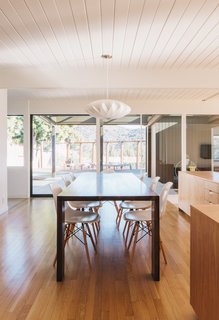 Cabinetmaker Allan Luster designed the dining table, which sits beneath a George Nelson pendant. 