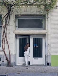 Venlet’s wife and business partner, Evi Lippens, enters the home’s unassuming street entrance in the city’s Flemish Dansaert district. 