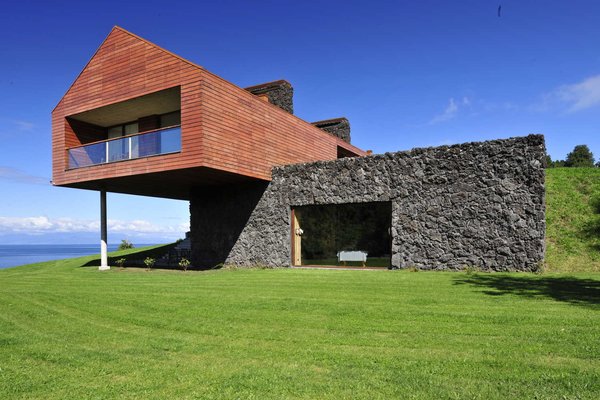10 Spectacular Modern Abodes - Photo 3 of 10 - Via ArchDaily, photo by ©Crstian Hrdalo