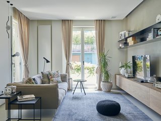 The Rod XL sofa by Piero Lissoni for Living Divani joins custom nesting tables, also designed by Di Stefano and Bongiorni and fabricated by Motta, in the refreshed living room. 