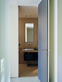 The residents requested a second bathroom to make the apartment more comfortable for a family of three. The rectangular stainless-steel sinks in the new bathroom are produced by Moab 80; they are paired with Cea taps. 