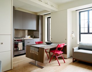 For the combination table and workstation, Garneau sourced the hydraulic hardware from Linak. The cooktop and oven are from Smeg, and the low-flow faucet is from KWC Livello. Equipped with Hettich hardware, the backsplash rolls up to reveal a spice rack. 