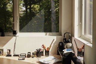 By removing internal walls, the couple transformed an additional unit, marketed by Blu Homes as a guest suite or studio, into a gym and home office. "We really liked the idea of the overall design of the model and the ability to tweak it a bit," says David. 