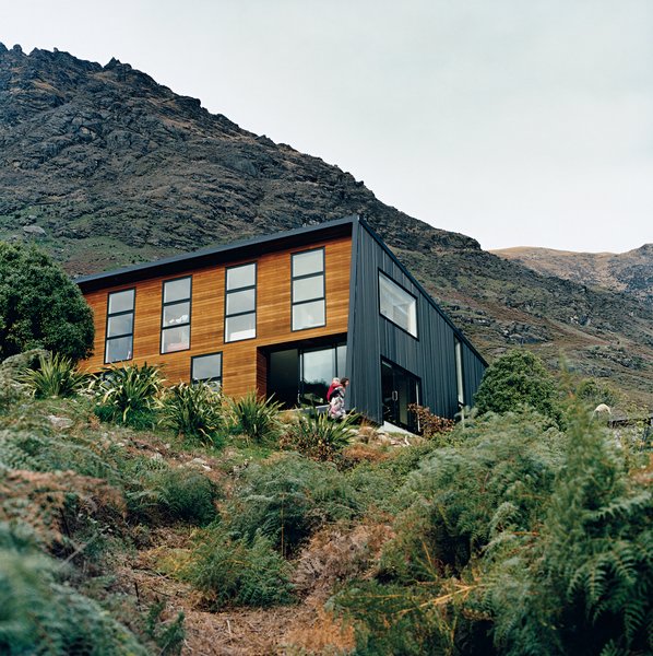 The location on the shores of a small bay means it is sheltered from cold southerly winds. The alpine location provided plenty of inspiration for landscaping, which Ritchie and Kerr elected to keep as minimal as possible, as if the home had landed on its site with as little disturbance or alteration as possible. Photo of Drift Bay House modern home