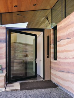 Contractor John Richards built the earthen facade to take on the appearance of sedimentary rock, referencing drawings the residents made to show the range and depth of colors they desired. 