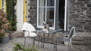 Escape For a Weekend Away at One of These Cornish Retreats That Fuse Old and New - Photo 13 of 14 - Just outside of Albany in Port Isaac is a peaceful garden, shops, beaches, and restaurants.