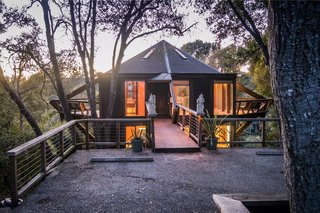 This tree house that’s available to rent through Airbnb in Aptos, California, sits next to a Redwood State Forest and was built seamlessly into the local trees.