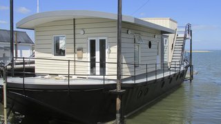 Make Yourself at Home in One of These Small Spaces on Boats That You Can Rent - Photo 7 of 10 - The Harbour Houseboat, which offers stunning views across Bembridge Harbour in Isle of Wight, has a commodious open-plan living space and kitchen—and warmly furnished rooms that boast plush Loaf beds.