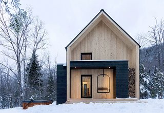 Just 10 minutes away from Quebec’s popular ski area, Le Massif de Charlevoix, this Scandinavian-inspired cabin is much larger than it looks—it can accommodate up to 14 guests comfortably.