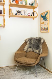 In daughter Elliot’s room, a vintage Womb chair by Eero Saarinen is situated below Alvar Aalto 112 sheIn daughter Elliot’s room, a vintage Womb chair by Eero Saarinen is situated below Alvar Aalto 112 shelving scored on eBay.