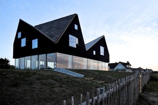 6 British Vacation Homes You Can Stay in That Were Designed by Renowned Architects - Photo 3 of 12 -