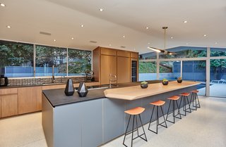A Hexagonal Midcentury Residence in Southern California Offered at $3.3M - Photo 5 of 9 -