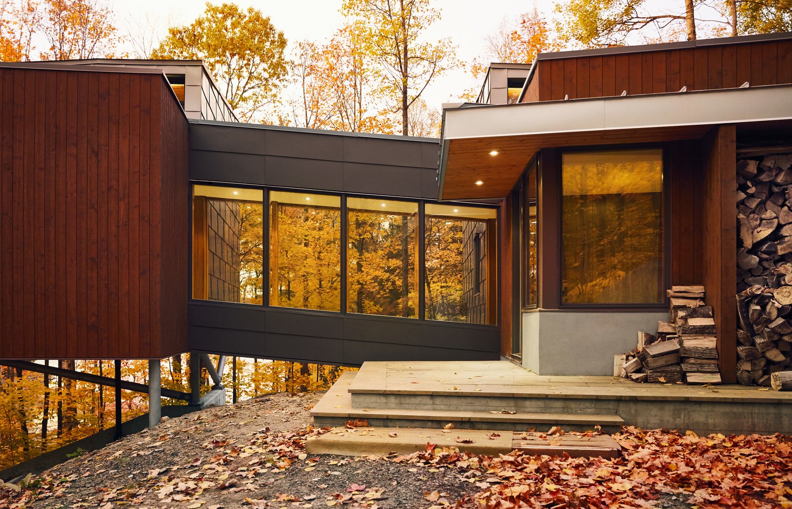 Set on a steel frame and reached by a bridge, the master suite extends up to 13 feet above the sloping grade.