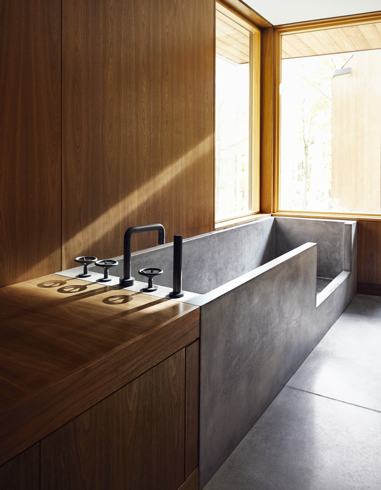 40 Modern Bathtubs That Soak In the View