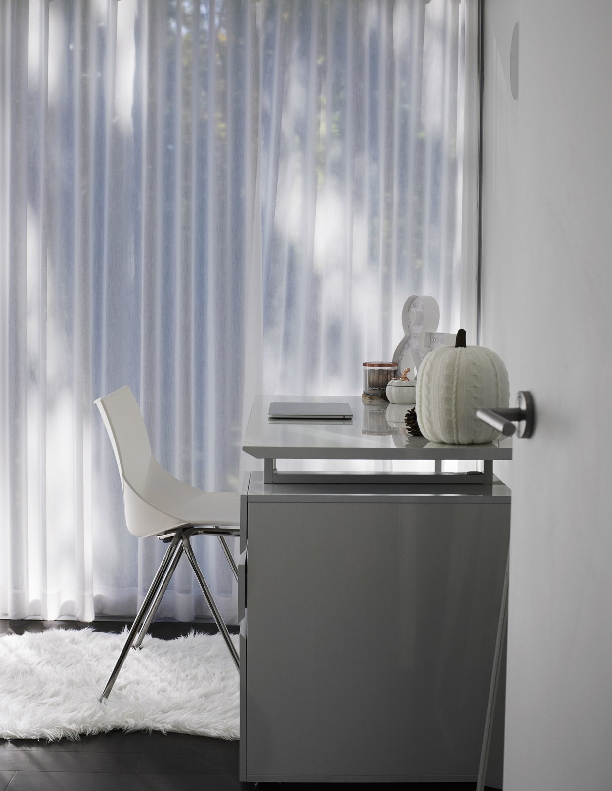 A Tribeca desk from Jesper Office furnishes one of the children’s bedrooms. The cable-knit pumpkin is from Target.