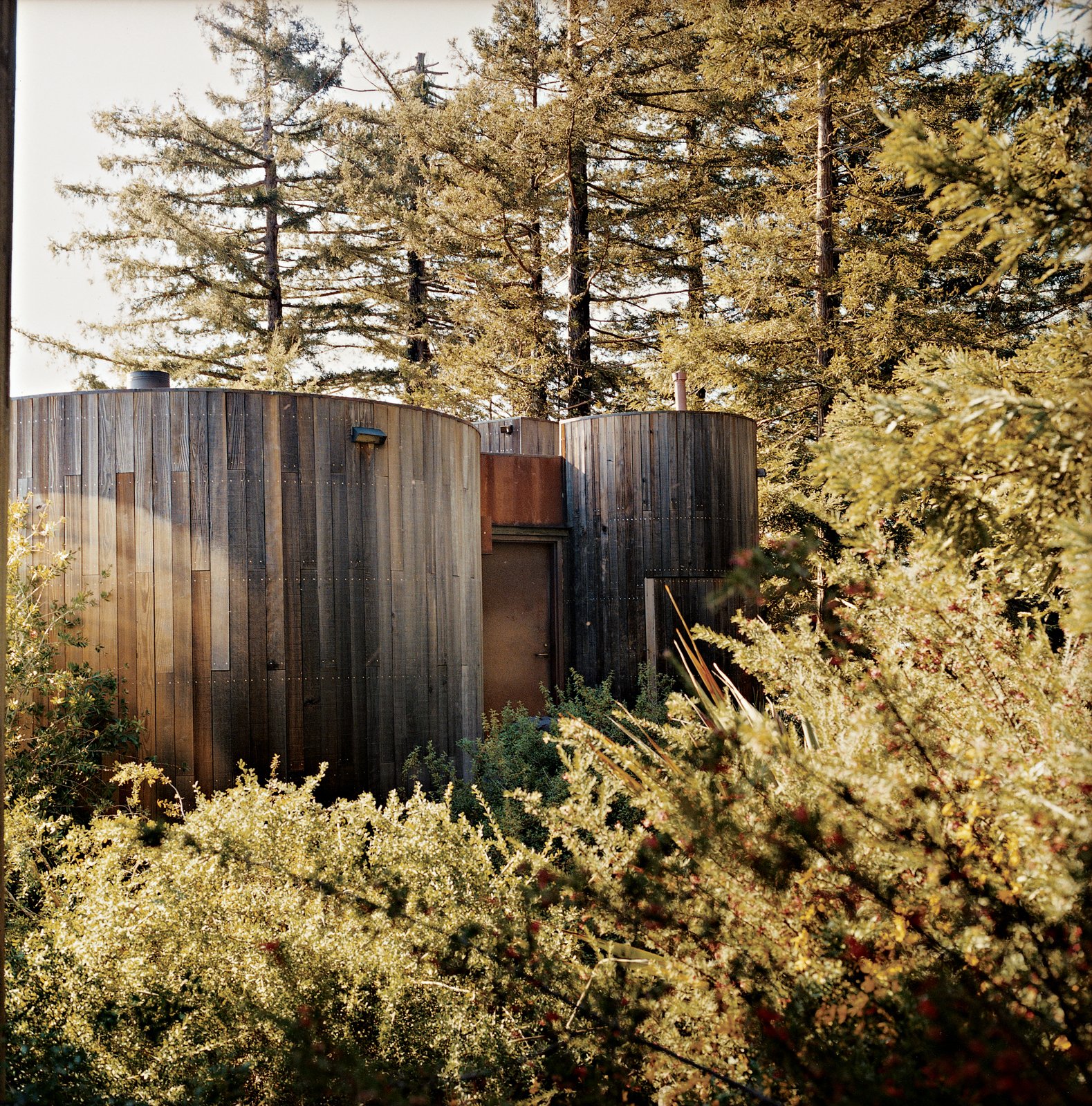 For the Butterfly cabin, which is part of the Post Ranch Inn, Muennig chose materials that age gracefully when exposed to the elements. He regularly uses Cor-Ten steel, a group of steel alloys that form a stable rust-like appearance when battered by wind and rain.