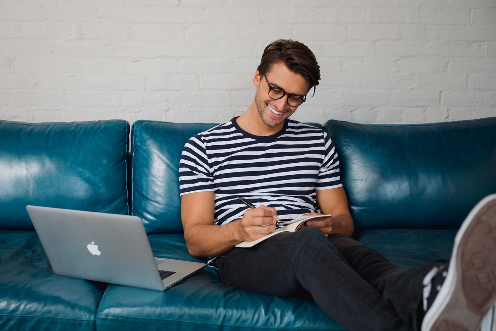 Both Pixel and Felix Gray offer free shipping on all purchases. Returns and exchanges are also free within the 30-day window of your order arriving.