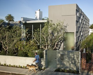 The Goodman Residence is located on a typical narrow lot in Venice Beach, California. A single linear bar traverses the entire home along the property line and strings the interior spaces together. The result is a Southern Californian indoor/outdoor home that preserves privacy in a condensed and urban environment.