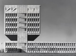 From Bauhaus Student to Brutalist Supreme: Highlights by Marcel Breuer - Photo 6 of 9 - The Armstrong Rubber Company headquarters in New Haven, Connecticut, features a two-story gap between a lower-level laboratory building and an office tower. Since the building is situated next to the Connecticut Turnpike, the gap was meant to precisely align with passing drivers' eye level. (1965-1970)