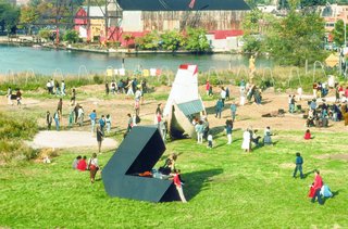 The Evolution of an Urban Wasteland: Socrates Sculpture Park at 30 - Photo 4 of 8 - Installation season in 1988.