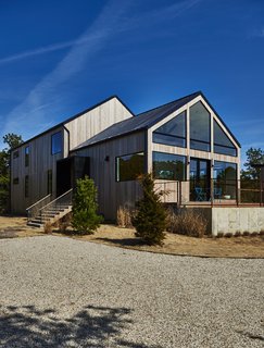 You Won't Lose Your Wi-Fi Connection at This Hamptons Retreat - Photo 2 of 6 - Western red cedar siding covers the home's exterior. 