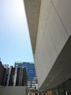 The facade owes its sculptural nature to a series of locally produced slabs that were pieced together intricately in a way that makes them look as if they're undulating. Built with the expertise of Kreysler and Associates, Snohetta's design was inspired by San Francisco's surrounding waters and the maritime climate that defines the city. Kreysler and Associates utilized their experience with unconventional materials to build about 700 installable composite panels that are lightweight and fire-resistant.