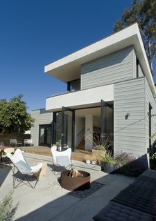 Daryl Olesinski of O+ L Building Projects LLC designed the Grand View Residence, also included on the first day of the tour. Working with an archetypal Mar Vista bungalow, Olesinski remodeled the house and built an addition without detracting from the habitable front yard space. The building’s coloring and texture was inspired by the 50-foot Eucalyptus tree that resides in the front yard. 