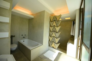 Before creating this house, Frank Lloyd Wright and Lloyd Wright had taken a trip to Colombia to study Mayan ruins, which clearly influenced the design of the property and the interior. 