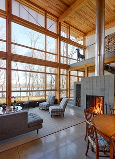 To complement the house’s timber frame and its extensive ceiling decking, the team chose to line the substantial window wall with a pine treatment that would give them the freedom to combine various size units. 
