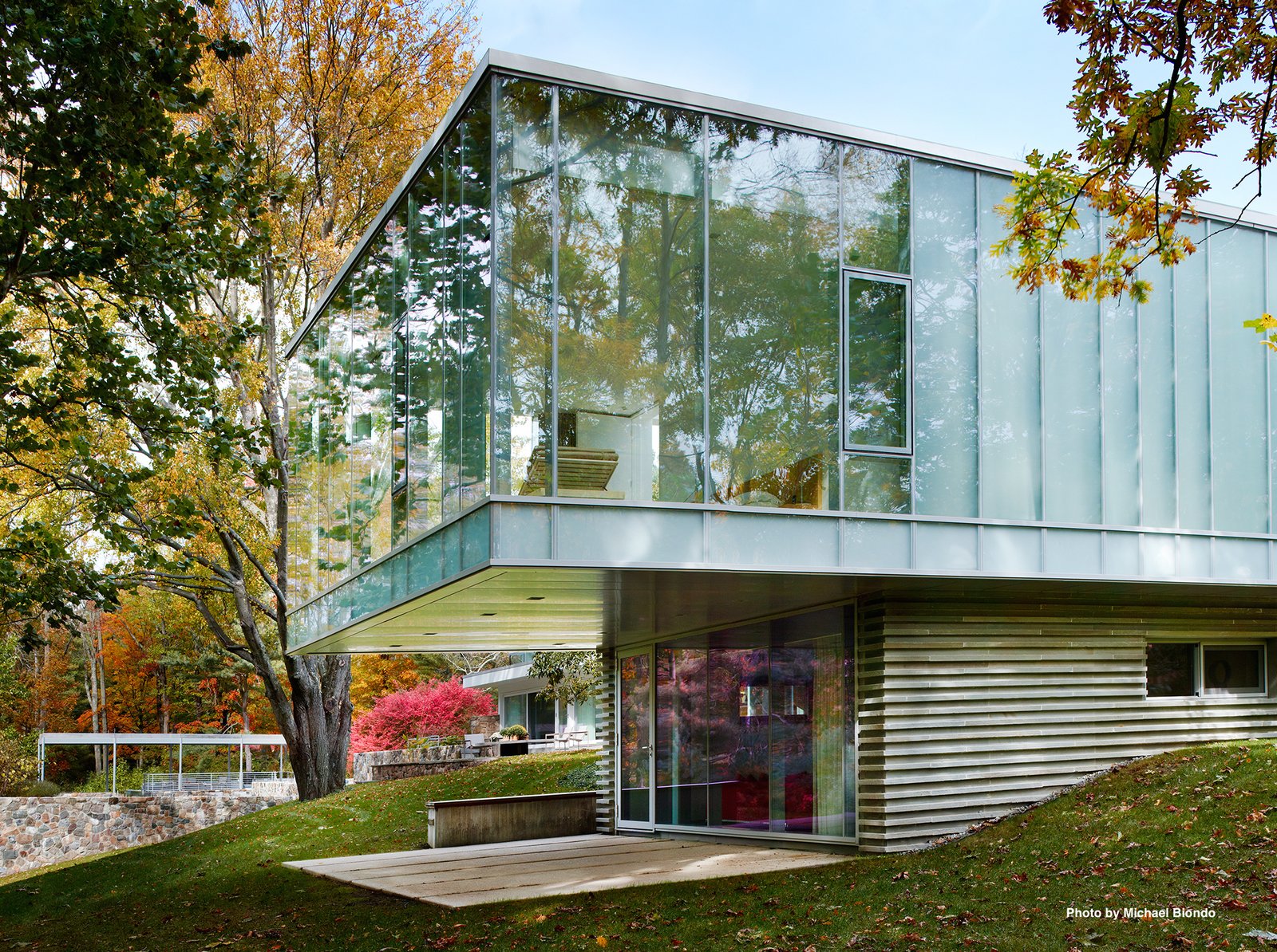 Mori’s addition is constructed of steel, concrete, glass, and bluestone veneer. She decided to preserve the ceiling height of the main house (11’6”) and lined the roof with Voltaic solar panels.&nbsp;