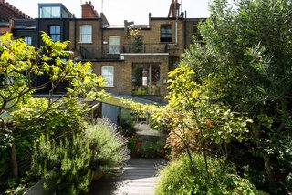 From the front entrance, you would never be able to tell what exists behind the glazed doors—let alone the fact that there’s a verdant garden in the back that offers privacy and a dose of nature. 