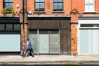 Located on one of Spitalfield’s most coveted streets, the Fashion Street Residence sits hidden behind a partially glazed facade that’s reminiscent of its commercial building history.