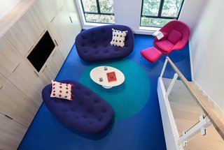 As a rug designer, Simon planned out the large blue dot on the bright blue Tretford carpet. Simon explains that this tough flooring material is made with ribbed goats hair and has recently made a comeback after being a popular wall covering material in the 1970s.