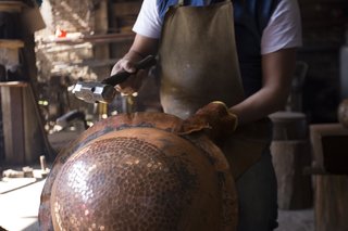 Caravana Americana Showcases the Passion of Latin America’s Design Community - Photo 14 of 15 - One of the traditional techniques that Filamento is fostering is working with hammered copper in Santa Clara del Cobre, Mexico. For years, this skill has supported the principal commercial activity of this town, and includes knowledge that’s been passed down for generations. To create these pieces, eight or more craftsmen work together at the same time around an anvil. Hot copper is literally pounded into its desired form.