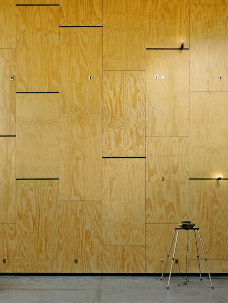 The walls are lined with a grid of plywood panels that can be rearranged as needed.
#interior #interiorarchitecture #sanfrancisco #workshop #interstice #intersticearchitects #cesarrubio #cesarrubiophotography Photo 14 of Minna Street DREAM:shop modern home