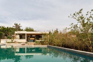 Thanks to the temperate climate, living and dining areas are able to be open to the surrounding nature.