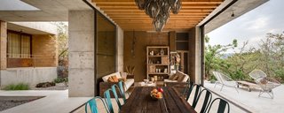 Thanks to the temperate climate, living and dining areas are able to be open to the surrounding environment.
