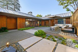 Shannon Bloemker’s hillside home in Piedmont, California, is arranged in a C-shape with a protected courtyard landscaped by Gardener’s Guild. The fire pit is by Spark Linear Burner.