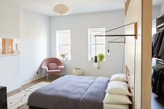 "Everything in the bedroom is built in, including the bed," adds Keith, who commissioned Hub Woodworks to mill this key feature. Andrew Neyer Crane lights flank the bed, an Akari pendant by Isamu Noguchi hangs overhead, and a Womb chair by Eero Saarinen for Knoll, covered in Cassia fabric from Designers Guild, sits in the corner. 