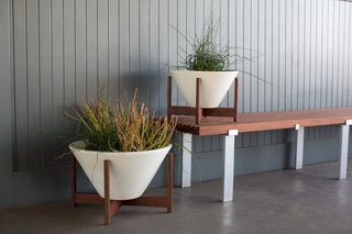 Case Study® Ceramics
Modernica.net - Photo 3 of 4 - Case Study® Apex w/ Wood Stand 