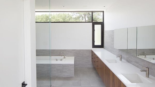 #interior #bathroom #tile #kansascity #baulinderhaus #hufft
Photo credit by Mike Sinclair Photo 5 of BauLinder Haus modern home