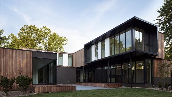 The house’s simple form was conceptualized as a series of stacked boxes, with public spaces residing on the ground level and private spaces in the boxes above. In plan, the boxes are oriented in a u-shape configuration to create a generous private courtyard which was designed as an extension of the interior living space, blurring the boundaries between indoors and out.
#exterior #wood #bauhaus #courtyard #kansascity #baulinderhaus #hufft
Photo credit by Mike Sinclair
Photo of BauLinder Haus modern home