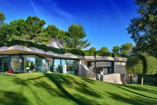 Coastal Contemporary House with Majestic Sea Views: Unique architectural design and a meticulously landscaped exterior define this remarkable contemporary home. Blending modern elements with natural serenity, this property enjoys majestic views of the sea and a robust offering of amenities. Presented by Côte d'Azur Sotheby's International Realty.