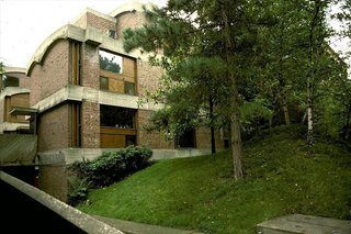 Spotlight on 10 Influential Works by Le Corbusier - Photo 7 of 10 - Maisons Jaoul is pair of houses built for André Jaoul and his son Michel in the upscale Paris suburb of Neuilly-sur-Seine. A departure from his white squares, the homes are among Le Corbusier's most important post-war structures and feature unpainted cast-concrete—"béton brut"—together with rugged brickwork.
