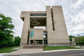 Situated on a 1,000-foot slope that overlooks Lake Cayuga in Ithaca, the museum was designed by I.M. Pei and John L. Sullivan, with additional help from the firm Pei Cobb Freed & Partners. Spreading out over 61,000 square feet, the museum has nine stacked floors that house the exhibition spaces. 
